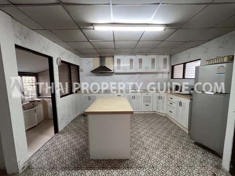 House with Shared Pool in Bangnatrad 